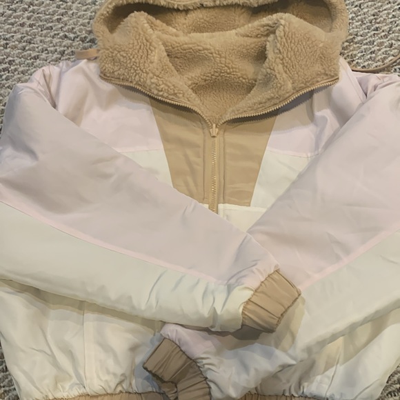 NWOT beautiful reversible ALO jacket with hood. - Picture 4 of 6